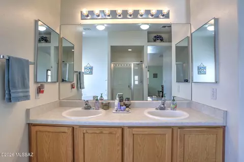 Bath - 10236 E Buffaloberry Loop, Tucson, AZ 85748 photo 2 of 5