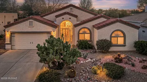 668 W Greenview Pl, Green Valley, AZ 85614