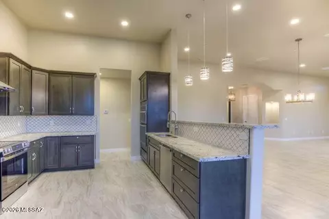 Kitchen - 13407 S Sundown Ranch Rd, Vail, AZ 85641 photo 3 of 7