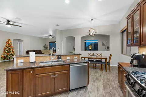 Kitchen - 13561 E Aviara Pl, Vail, AZ 85641 photo 4 of 4