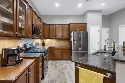 Kitchen - 13561 E Aviara Pl, Vail, AZ 85641 photo 3 of 4
