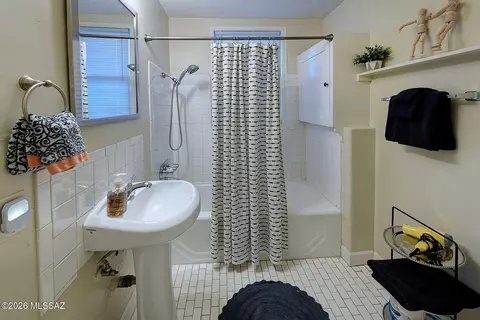 Bath - 243 E University Blvd, Tucson, AZ 85705 photo 3 of 7
