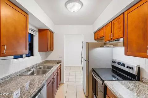 660 E River Rd #W, Tucson, AZ 85704