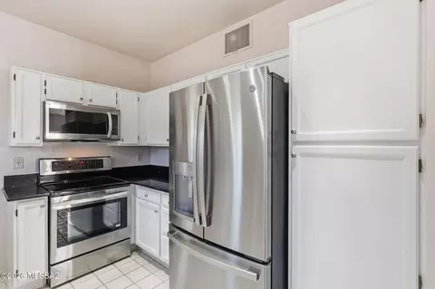 Kitchen - 3524 W Thundercloud Loop, Tucson, AZ 85742 photo 3 of 4