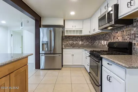 Kitchen - 4601 E 28th St, Tucson, AZ 85711 photo 4 of 5