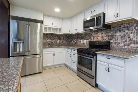 Kitchen - 4601 E 28th St, Tucson, AZ 85711 photo 2 of 5