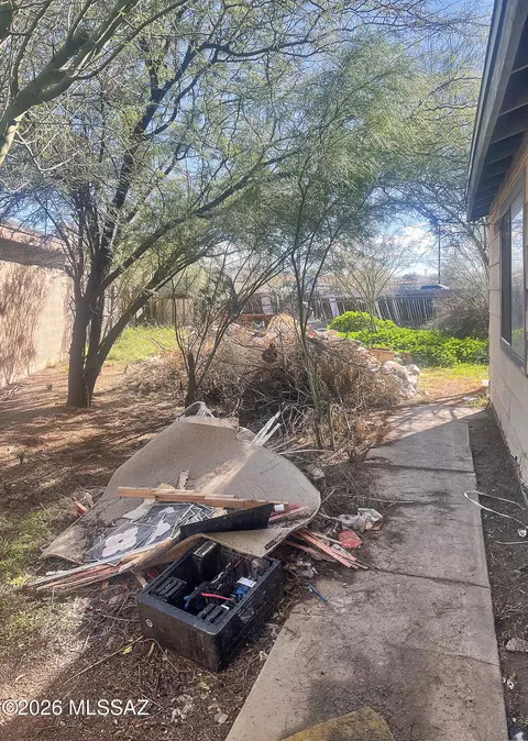 Exterior - 119 W Wedwick St, Tucson, AZ 85706 photo 3 of 4