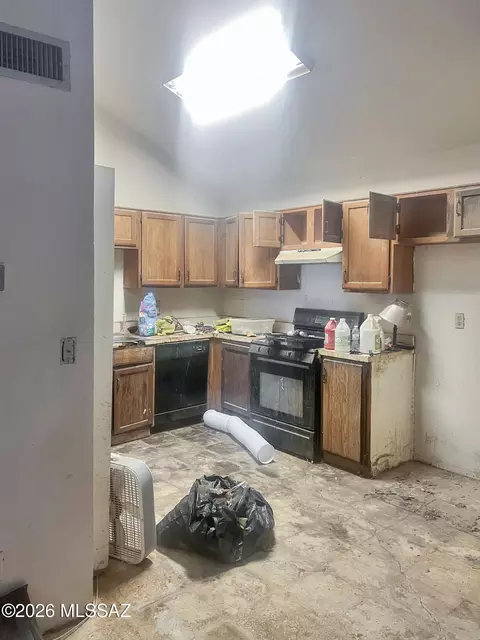 Kitchen - 119 W Wedwick St, Tucson, AZ 85706 photo 1 of 2