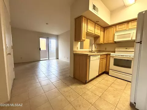 1810 E Blacklidge Dr #319, Tucson, AZ 85719