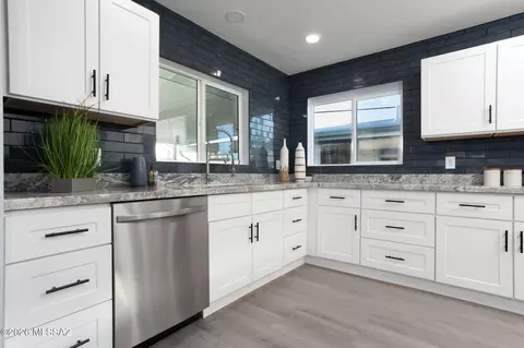 Kitchen - 6052 E Oak St, Tucson, AZ 85711 photo 4 of 6
