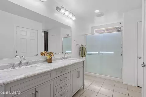 Bath - 12458 E Corte Manta, Vail, AZ 85641 photo 1 of 2
