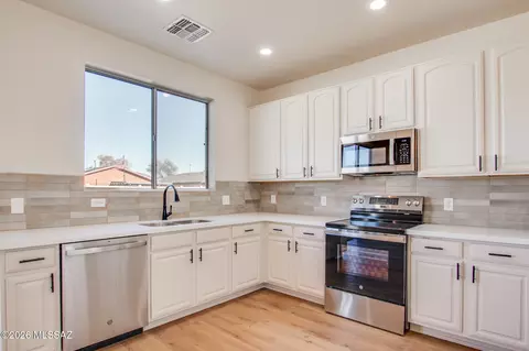 8296 W Razorbill Dr, Tucson, AZ 85757