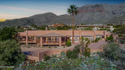 7401 N Cobblestone Rd, Tucson, AZ 85718