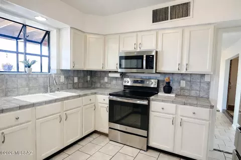 Kitchen - 12771 E Wentworth Ct, Vail, AZ 85641 photo 2 of 3