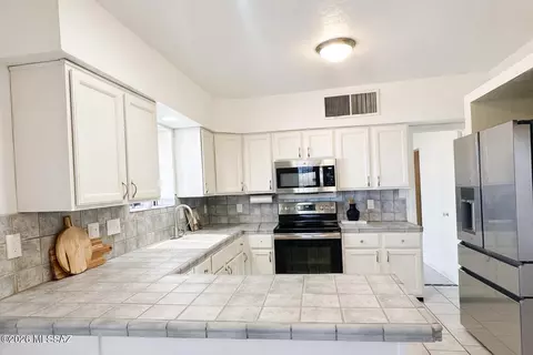 Kitchen - 12771 E Wentworth Ct, Vail, AZ 85641 photo 3 of 3
