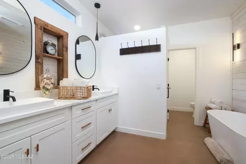 Bath - 38322 S Golf Course Dr, Saddlebrooke, AZ 85739 photo 1 of 4