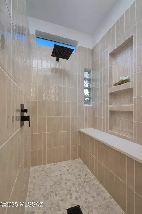 Bath - 38322 S Golf Course Dr, Saddlebrooke, AZ 85739 photo 2 of 4