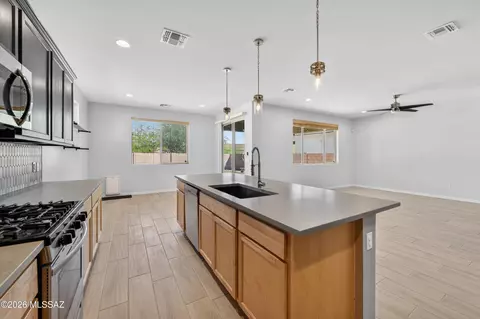 Kitchen - 10381 E Painted Turtle Ln, Tucson, AZ 85747 photo 3 of 5