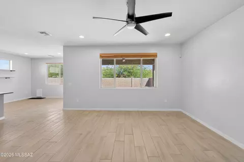 Living - 10381 E Painted Turtle Ln, Tucson, AZ 85747 photo 2 of 3