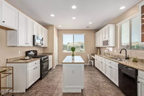 Kitchen - 13975 E Stanhope Blvd, Vail, AZ 85641 photo 1 of 4