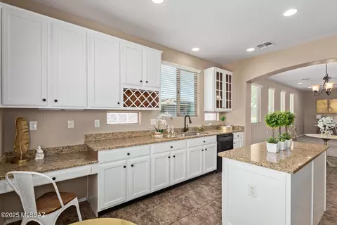 Kitchen - 13975 E Stanhope Blvd, Vail, AZ 85641 photo 2 of 4