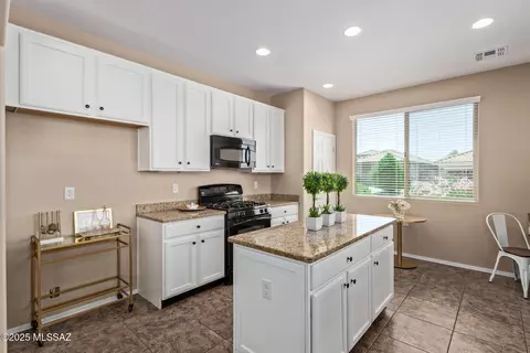 Kitchen - 13975 E Stanhope Blvd, Vail, AZ 85641 photo 3 of 4