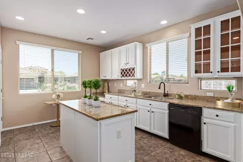 Kitchen - 13975 E Stanhope Blvd, Vail, AZ 85641 photo 4 of 4