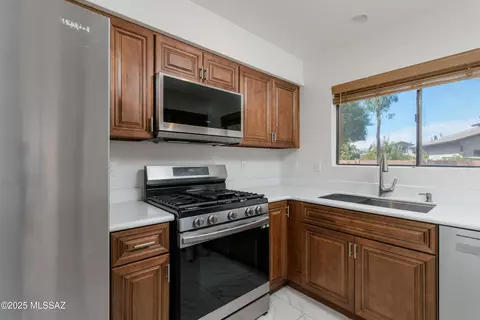 Kitchen - 9151 N Eaglestone Loop, Tucson, AZ 85742 photo 4 of 5