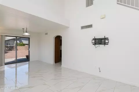 Living - 9151 N Eaglestone Loop, Tucson, AZ 85742 photo 5 of 6