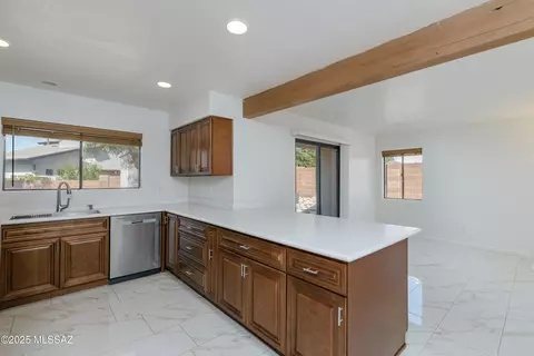 Kitchen - 9151 N Eaglestone Loop, Tucson, AZ 85742 photo 2 of 5