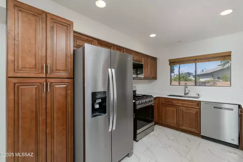Kitchen - 9151 N Eaglestone Loop, Tucson, AZ 85742 photo 3 of 5
