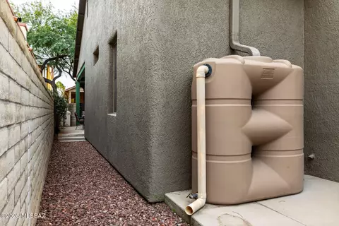 Exterior - 466 E Codd St, Tucson, AZ 85701 photo 5 of 7
