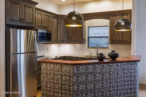 Kitchen - 466 E Codd St, Tucson, AZ 85701 photo 3 of 7