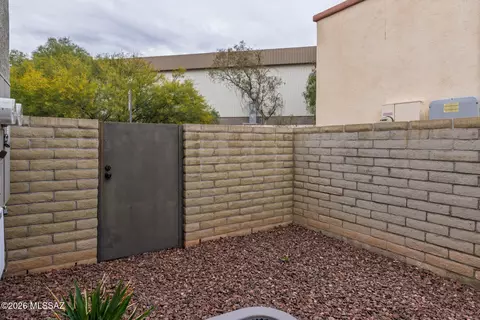 Exterior - 466 E Codd St, Tucson, AZ 85701 photo 4 of 7