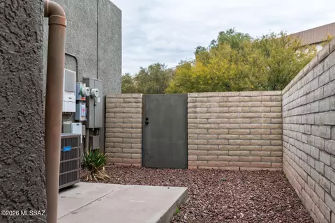 Exterior - 466 E Codd St, Tucson, AZ 85701 photo 3 of 7