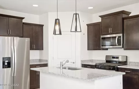 6901 W Sweetshade Ln, Tucson, AZ 85757