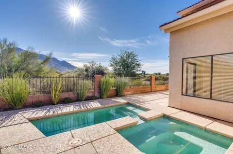 551 W Summer Rain Dr, Tucson, AZ 85737
