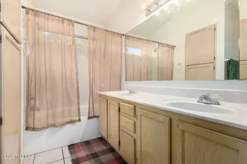 Bath - 6803 N De Chelly Loop, Tucson, AZ 85741 photo 1 of 2