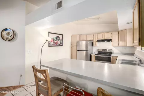 Kitchen - 6803 N De Chelly Loop, Tucson, AZ 85741 photo 3 of 5