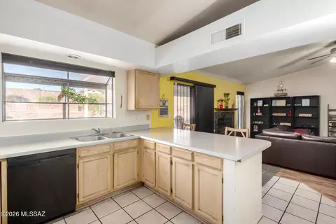 Kitchen - 6803 N De Chelly Loop, Tucson, AZ 85741 photo 4 of 5
