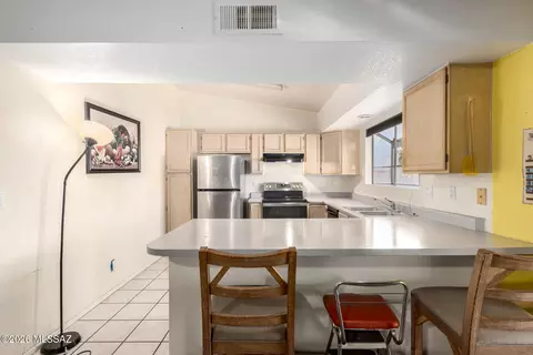 Kitchen - 6803 N De Chelly Loop, Tucson, AZ 85741 photo 2 of 5