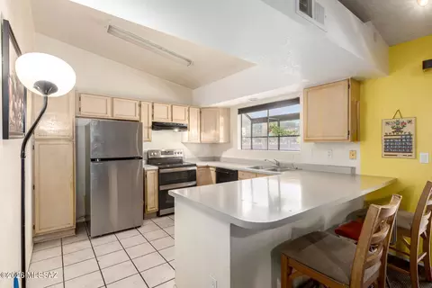 Kitchen - 6803 N De Chelly Loop, Tucson, AZ 85741 photo 1 of 5