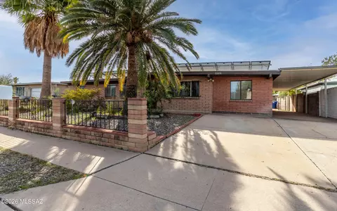7242 E Desert Palm Dr, Tucson, AZ 85730