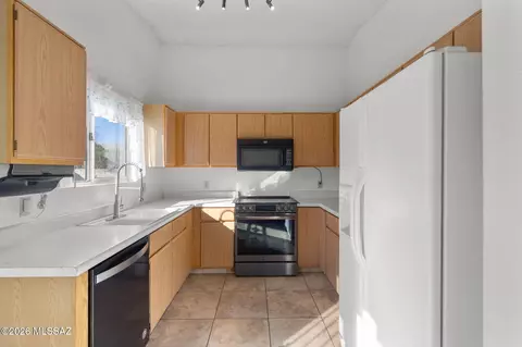 Kitchen - 8986 E Weyburn Dr, Tucson, AZ 85730 photo 3 of 4