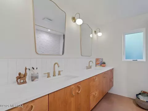 Bath - 2350 E Hampton St, Tucson, AZ 85719 photo 1 of 6