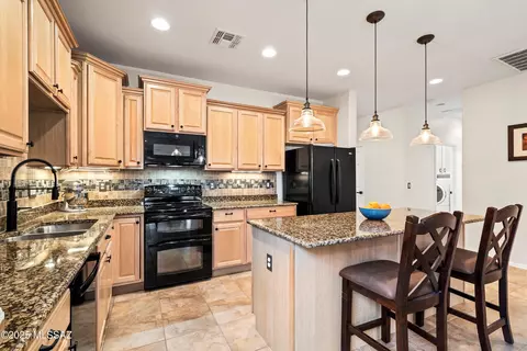 Kitchen - 13773 E Carruthers St, Vail, AZ 85641 photo 4 of 6