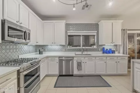 Kitchen - 5952 E Sanderling Dr, Tucson, AZ 85756 photo 4 of 12