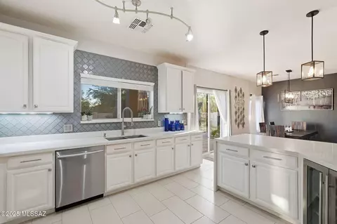 Kitchen - 5952 E Sanderling Dr, Tucson, AZ 85756 photo 10 of 12