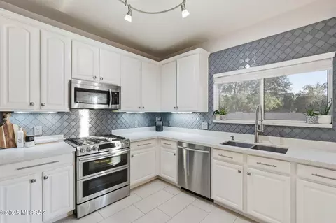 Kitchen - 5952 E Sanderling Dr, Tucson, AZ 85756 photo 8 of 12