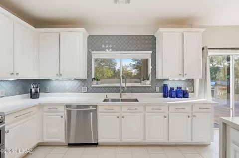 Kitchen - 5952 E Sanderling Dr, Tucson, AZ 85756 photo 9 of 12